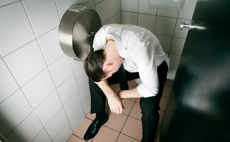 残業時間帯に職場のトイレで意識不明の状態になった人は、翌朝まで発見されないことも（写真はイメージ）