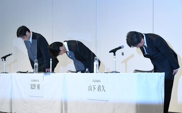 記者会見で謝罪するKADOKAWAの夏野社長㊥ら（5日、東京都中央区）