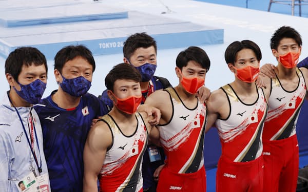 東京五輪の男子団体総合で銀メダルを獲得した日本チーム。結果を出すことで水鳥氏（左端）の評価も高まった