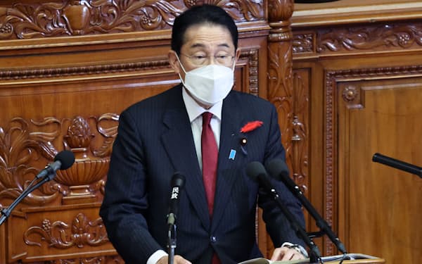 衆院本会議で答弁する岸田首相（5日）
