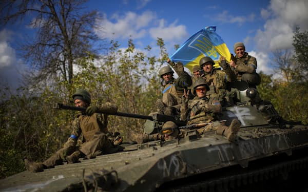ウクライナは軍事支援を受けて反転攻勢に出ている（４日、東部の要衝に続く道を進むウクライナ軍）＝ＡＰ
