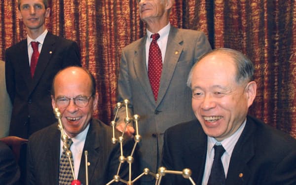 2001年ノーベル化学賞受賞時のバリー・シャープレス氏㊧と野依良治氏（ストックホルム）＝共同
