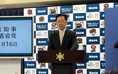 記者会見で質問に答える達増知事(16日、岩手県庁)