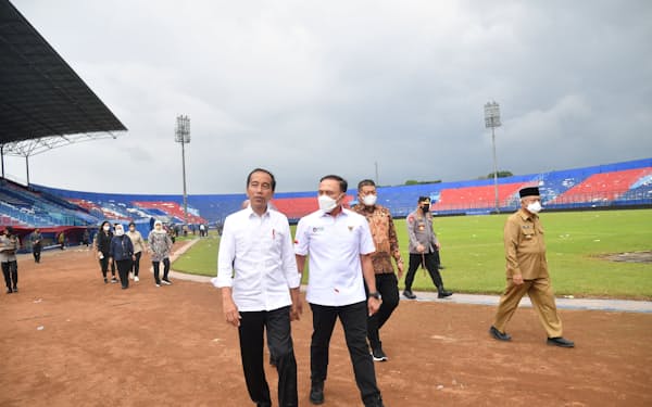 ５日、暴動があったサッカー場を視察するインドネシアのジョコ大統領（左）＝インドネシア大統領府提供・ロイター