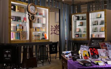 書棚は本を開いたデザインになっている(名古屋市の「謎解き生活」)