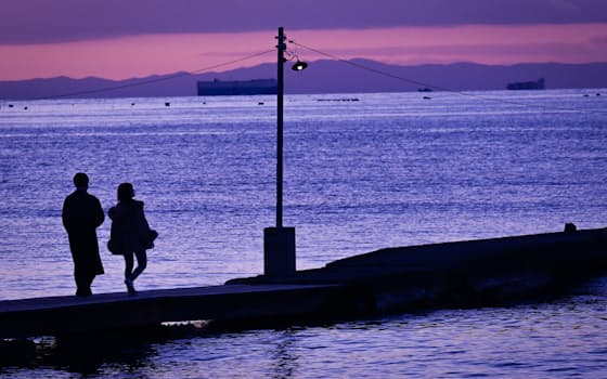 日没後の原岡桟橋。小さな街灯が訪れた人たちの行く先を優しく照らす 日没後の原岡桟橋。小さな街灯が訪れた人たちの行く先を優しく照らす