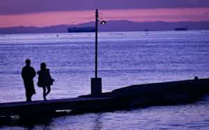 日没後の原岡桟橋。小さな街灯が訪れた人たちの行く先を優しく照らす 日没後の原岡桟橋。小さな街灯が訪れた人たちの行く先を優しく照らす