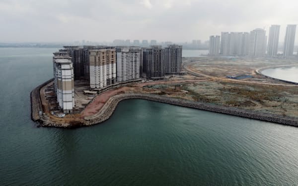 中国恒大集団が海南省の人工島「海花島」に建てた高層住宅。当局が違法建築として39棟の取り壊し命令を出したとされる(1月7日撮影)＝ロイター