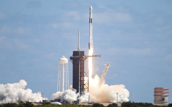米フロリダ州のケネディ宇宙センターから打ち上げられる宇宙船クルードラゴン5号機を搭載したロケット（5日）=ロイター
