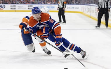 29歳のNHLのスター、マクデービッド(右)にとっては初めての五輪だ=AP