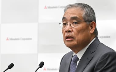 米エネルギー企業の買収について記者会見する三菱商事の中西社長(16日、東京都千代田区)
