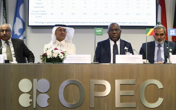 　OPECプラスの会合後、記者会見するサウジアラビアのアブドルアジズ・エネルギー相（左から2人目）ら＝5日、ウィーン（ゲッティ＝共同）