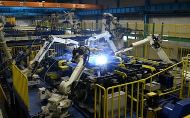 東建コーポのNK深谷工場で動く溶接ロボ