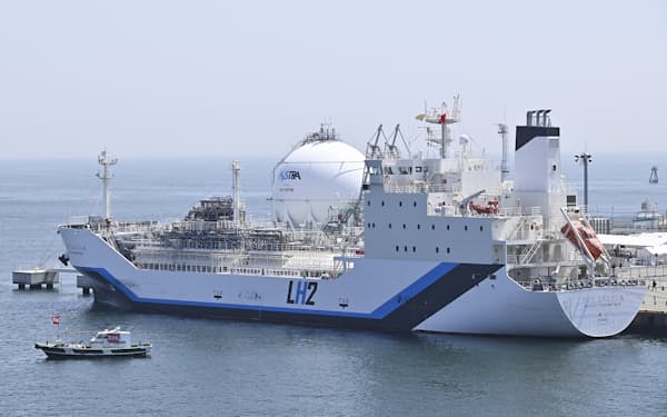 岩谷産業は液化水素運搬船を使ってオーストラリアから水素を運ぶ実験に参加した（4月、神戸市）
