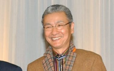 日本メガネベストドレッサー賞に選ばれた久米宏さん(中央)。左は稲盛和夫さん、右は宮里藍さん=2004年10月、東京都江東区の東京ビッグサイト