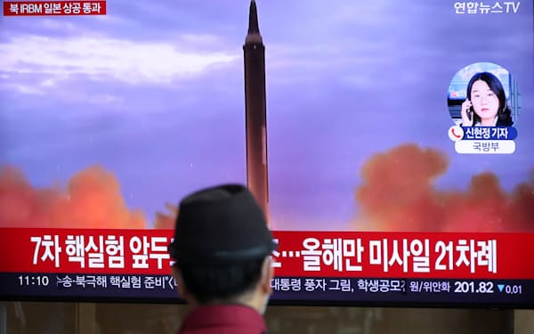 日本上空を通過した北朝鮮の弾道ミサイル発射を報じた韓国のニュース映像（４日、ソウル）＝ロイター

