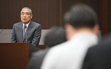 米エネルギー企業の買収について記者会見する三菱商事の中西社長(16日、東京都千代田区)