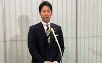 記者団の取材に答える維新の藤田共同代表(17日、東京都港区)