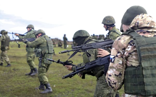 ４日、ウクライナ東部ドネツク州の占領地域で訓練を受ける動員された兵士＝ＡＰ
