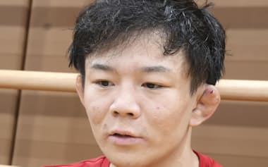 練習後に取材に応じるレスリング男子の樋口黎(17日、東京都内)=共同