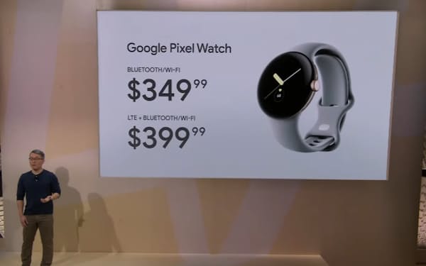 スマートウオッチ「Google Pixel Watch」を発表するグーグル幹部（6日、配信画面）