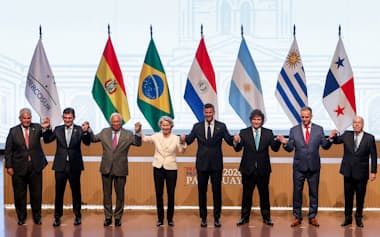 メルコスル加盟国大統領やフォンデアライエン欧州委員長(左から4番目)らは17日、FTA署名式典に参加した(17日、アスンシオン)=ロイター
