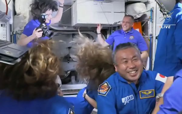 国際宇宙ステーションに到着した若田光一飛行士（右手前）＝6日（NASAテレビから・共同）