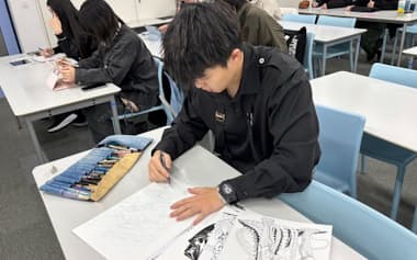 マンガの表現などを学ぶ宝塚大の学生(東京都新宿区)
