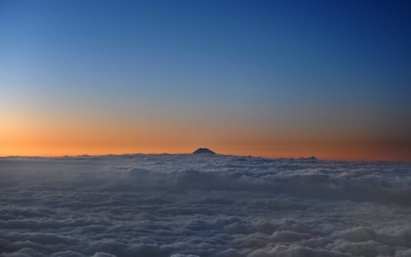 夕暮れ前、雲海の向こうに富士山が頭をのぞかせた