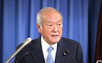 記者会見する自民党の鈴木俊一幹事長(16日、党本部)