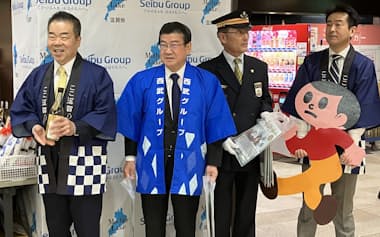 滋賀県物産会の店頭に立つ三日月知事(左端)と西山社長(左から2人目)ら(18日、東京・池袋)