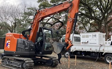 京都御苑で稼働させたバッテリー駆動式ショベル「ZE85」と可搬式充電設備「Go-ENE」