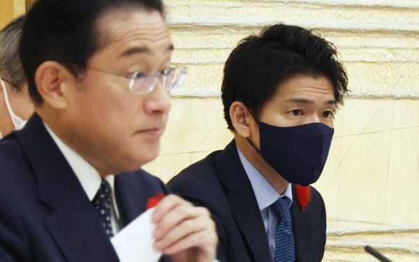 岸田首相（左）と政務担当の秘書官となった長男の翔太郎氏（4日、首相官邸）