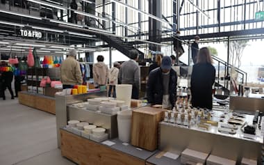 ショップや公園も設け、多くの客でにぎわうカジファクトリーパーク