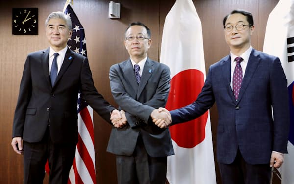 北朝鮮問題を担当する（左から）米国のソン・キム北朝鮮担当特別代表、船越健裕アジア大洋州局長、韓国の金健・朝鮮半島平和交渉本部長（9月7日）＝代表撮影・共同