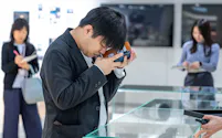 視覚に障害のある社員がテレビやカメラの見え方について助言し、万人にとっての使い勝手を向上させる