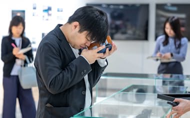 視覚に障害のある社員がテレビやカメラの見え方について助言し、万人にとっての使い勝手を向上させる