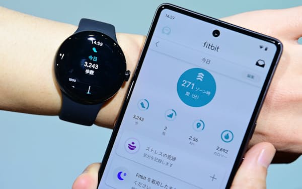 新型スマートウオッチ「Google Pixel Watch」（左）はスマートフォンと連動した健康管理ができる（7日、東京都渋谷区）