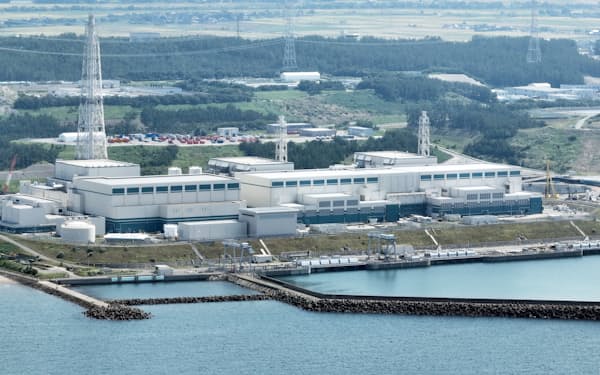 新潟県の東京電力柏崎刈羽原子力発電所の（左から）５号機、６号機、７号機