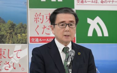 記者会見する池田知事(19日、高松市)