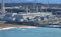 新潟県の東京電力柏崎刈羽原子力発電所の(左から)5号機、6号機、7号機