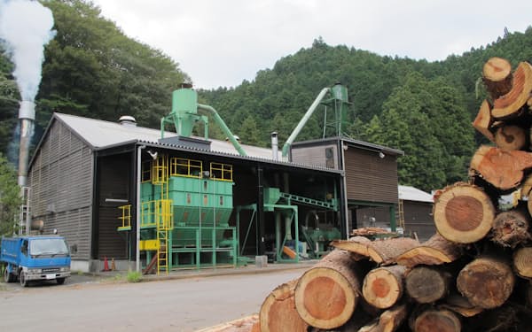 木質バイオマス発電事業のため、木質ペレットを増産する（高知県梼原町のゆすはらペレットの工場）