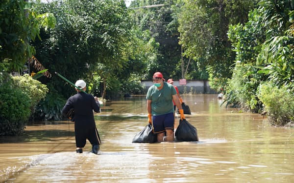タイ北部チェンマイで浸水した住宅街（６日）