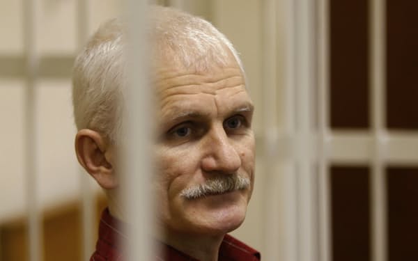 ノーベル平和賞を受賞したベラルーシの人権活動家ビャリャツキ氏はいまも収監されている（２０１１年１１月、ミンスクで）＝ＡＰ