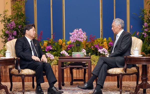 訪問先のシンガポールでリー・シェンロン首相と面会した林芳正外相（写真左）＝外務省提供