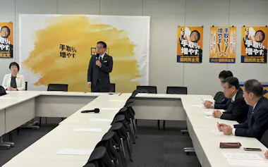 衆院選に向けた公約を議論する党会合の冒頭であいさつする国民民主党の浜口誠政調会長(19日、国会内)