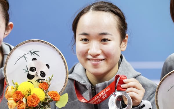 女子団体で準優勝し、メダルを手にする伊藤美誠（８日、成都）＝ゲッティ共同
