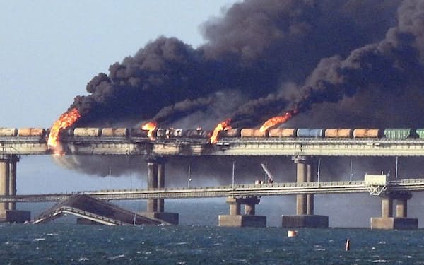 火災が発生し黒煙を上げる「クリミア橋」=AFP時事