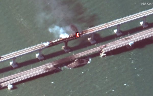 クリミア橋は８日の爆発で道路が一部崩落して寸断した＝Satellite image ©2022 Maxar Technologies