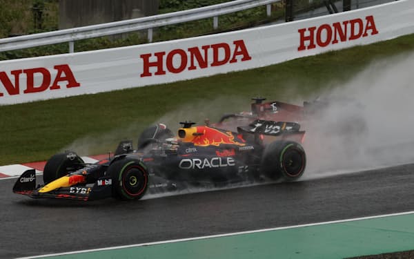 Formula One F1 - Japanese Grand Prix - Suzuka Circuit, Suzuka, Japan - October 9, 2022 Ferrari's Charles Leclerc and Red Bull's Max Verstappen after the start of the race REUTERS/Issei Kato